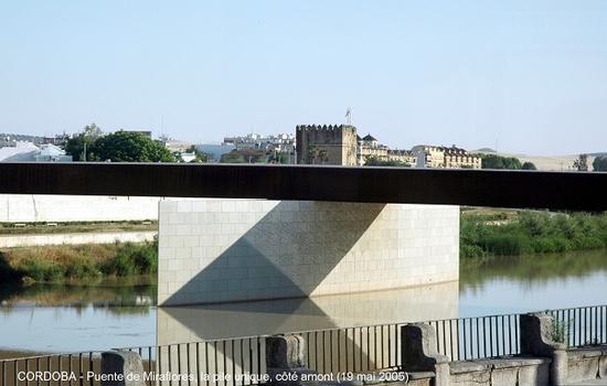 CORDOBA (Andalucia) – Puente de Miraflores, ce pont aux lignes modernes relie les deux rives du Guadalquivir entre le Puente del Arenal et le Puente Romano