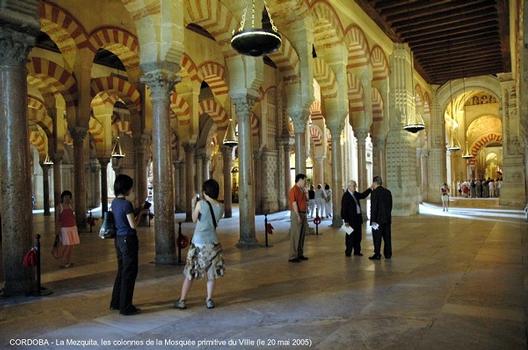 CORDOUE (Andalousie) – « La Mezquita », la construction de la Cathédrale entraîna la disparition d'une partie des 850 colonnes de granit, de jaspe et de marbre de la Grande Mosquée