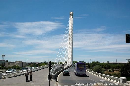 SEVILLA – Puente del Alamillo, le pont comporte deux chaussées séparées par une allée piétonnière