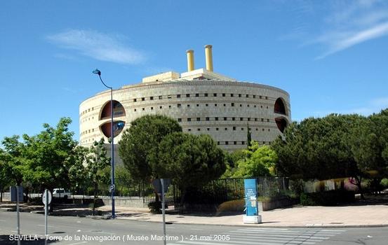 SEVILLA (Andalucia) – « Torre Triana », cet édifice construit pour l'Exposition Universelle de 1992, abrite le Musée de la Marine