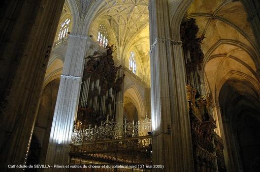 SEVILLA (Andalucia) – La Cathédrale, connue sous le nom de « GIRALDA » (pour la statue-girouette qui couronne le clocher édifié au sommet du minaret du XIIe siècle), construite à partir de 1401 cette cathédrale est l'un des plus vastes édifices gothiques du monde