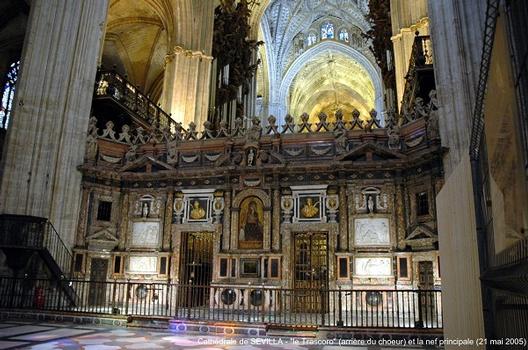 SEVILLA (Andalucia) – La Cathédrale, connue sous le nom de « GIRALDA » (pour la statue-girouette qui couronne le clocher édifié au sommet du minaret du XIIe siècle), construite à partir de 1401 cette cathédrale est l'un des plus vastes édifices gothiques du monde