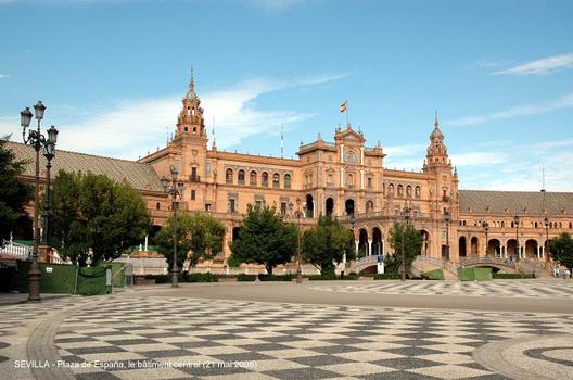 SEVILLA (Andalucia) – « Plaza de España », cet édifice monumental constituait le pavillon principal de l'Exposition ibéro-américaine de 1929
