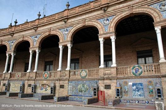 SEVILLA (Andalucia) – « Plaza de España », cet édifice monumental constituait le pavillon principal de l'Exposition ibéro-américaine de 1929