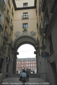 MADRID – « Plaza Mayor », ooeuvre de Juan Gómez de Mora, construite au XVIIe, forme un rectangle de 120m x 90m