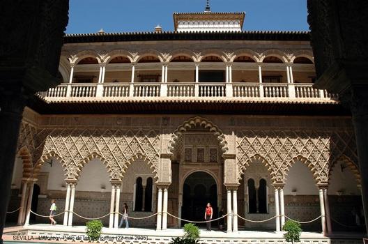SEVILLA (Andalucia) – La construction des palais royaux de l'Alcázar s'étale sur plusieurs siècles, à partir du IXe. Les appartements de style mudéjar sont pour l'essentiel des XIVe et XVe. Au XVIe, Charles Quint fit également construire des appartements (les Salones de Carlos V)