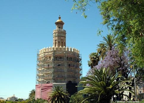 SEVILLE. (Andalousie) – « Torre del Oro », construite en 1220 par les Almohades, cette tour faisait partie des fortifications de la Ville, dont elle gardait l'accés Sud, au bord du Guadalquivir