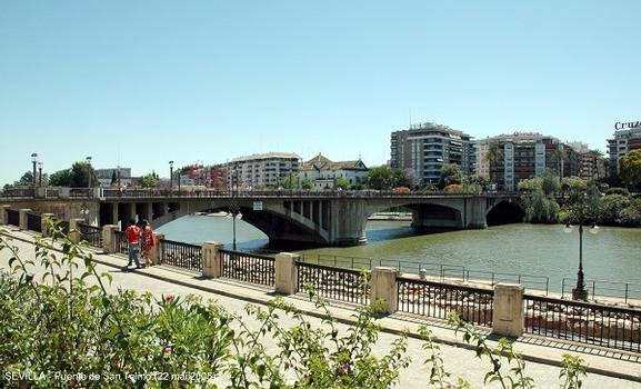 SEVILLA (Andalucia) – Pont de San-Telmo, en aval du pont Isabel II (pont de Triana),construit en 1931, il met en liaison les quartiers El Arenal et Triana