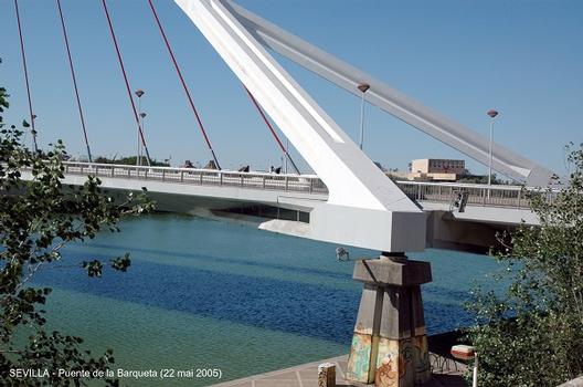 SEVILLA - Pont de la BARQUETA (également nommé: Pont de l'Europe) il donne accés, par-dessus le canal Alphonse XIII (bras du rio Guadalquivir), à l'Isla de la Cartuja. La section centrale du tablier est suspendue à une arche qui repose sur quatre plots en béton