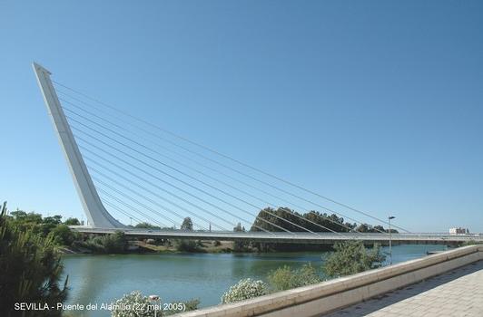 SEVILLA – Puente del Alamillo, pylone et tablier constituent un ensemble équilibré, dont le poids est supporté par le socle du pylone