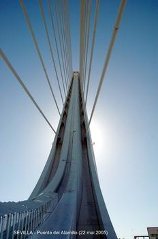 SEVILLA – Puente del Alamillo, la double rangée de haubans est ancrée à la poutre centrale, de part et d'autre de l'allée piétonnière