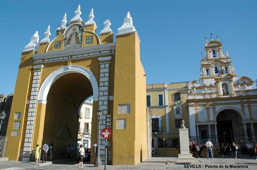 SEVILLE. (Andalousie) –Porte de la Macarena, à l'extrémité W des remparts conservés,(en arrière-plan, la basilique néo-baroque de la Macarena)