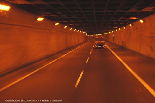 Tunnel de GUADARRAMA – L'Autopista 6 ( Ap 6 ) traverse la Sierra de Guadarrama, au nord-ouest de Madrid, par un double-tunnel de 3 km