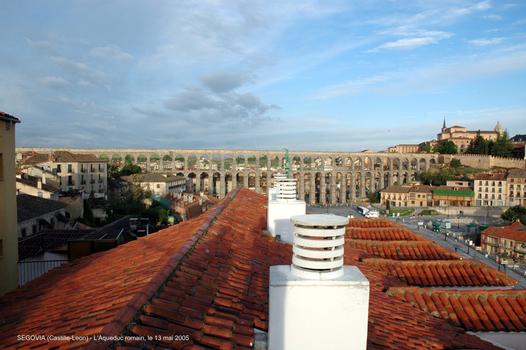SEGOVIA (Castilla y León) – l'Aqueduc romain, construit sous le règne de l'Empereur Trajan, il est constitué de 20 400 blocs de granit assemblés sans aucun mortier
