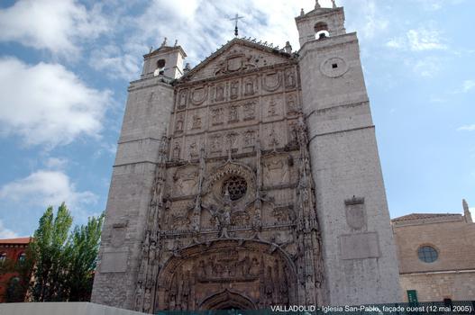VALLADOLID (Castilla y León) – L'église du Couvent de San-Pablo, contigue au College de Saint-Grégoire, présente une façade principale de style plateresque