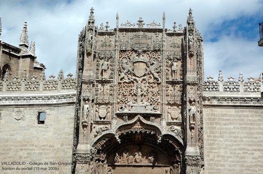 VALLADOLID (Castilla y León) – «Colegio de San Gregorio», cet édifice à la riche façade de style gothique hispano-flamand est de la fin du XVe siècle. En travaux de restauration jusqu'en 2006, il accueille en temps normal le Musée National de la Sculpture
