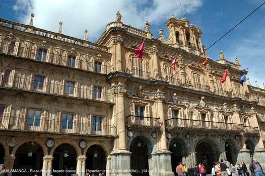 SALAMANCA (Castilla y León) – « Ayuntamiento », la façade de l'Hôtel-de-Ville occupe le côté nord de la « Plaza Mayor »