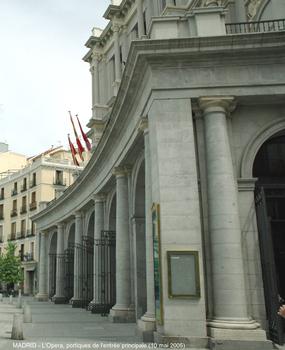 MADRID – «Teatro Real» ou «Teatro de la Ópera», l'Opéra de Madrid, inauguré en 1850, fait face au Palais royal, sur la «Plaza de Oriente»