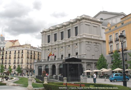 MADRID – «Teatro Real» ou «Teatro de la Ópera», l'Opéra de Madrid, inauguré en 1850, fait face au Palais royal, sur la «Plaza de Oriente»