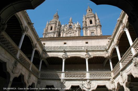 SALAMANCA (Castilla y León) – « Casa de las Conchas », cet ancien palais, fin XVe siècle, arbore sur sa façade quelque 400 coquilles Saint-Jacques en pierre dorée, emblème de l'ordre de St-Jacques. Une bibliothèque est installée dans l'édifice