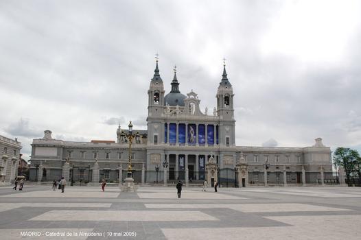 MADRID – «Catedral de la Almudena», façade sur la «Plaza de Armas», face au Palais royal