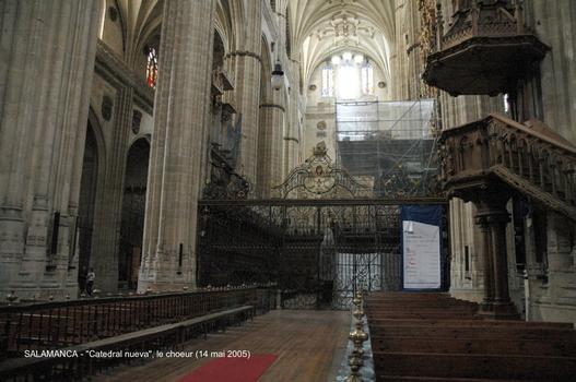 SALAMANCA (Castilla y León) – La Cathédrale nouvelle, construite à partir de 1513 à côté de « Catedral vieja », avec laquelle elle communique par le collatéral sud. Principalement de style gothique, mais les styles Renaissance et baroque sont également présents, la riche façade ouest est caractéristique du gothique tardif