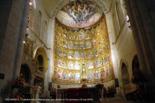 SALAMANCA (Castilla y León) – La Cathédrale vieille, de style roman de transition du XIIe siècle, cette église a été conservée lors de la construction de la Cathédrale nouvelle, au XVIe siècle. Les deux sanctuaires communiquent par le collatéral sud de « Catedral nueva »