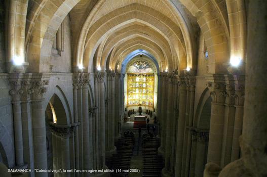 SALAMANCA (Castilla y León) – La Cathédrale vieille, de style roman de transition du XIIe siècle, cette église a été conservée lors de la construction de la Cathédrale nouvelle, au XVIe siècle. Les deux sanctuaires communiquent par le collatéral sud de « Catedral nueva »