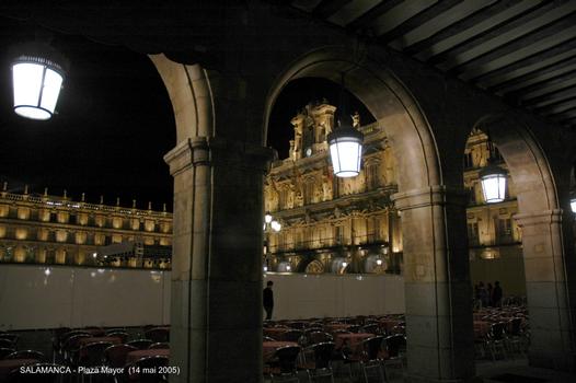 SALAMANCA (Castilla y León) – « Plaza Mayor », dessinée par les frères Churriguera et construite de 1729 à 1755, cette place présente une unité architecturale exceptionnelle dont la beauté est rehaussée par le grés doré de ses façades