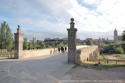 Salamanca (Castille y León) – Puente Romano: Construit au 1er siècle ap.J.C., sur le rio Tormes. Il comporte 26 arches dont 15 sont d'origine