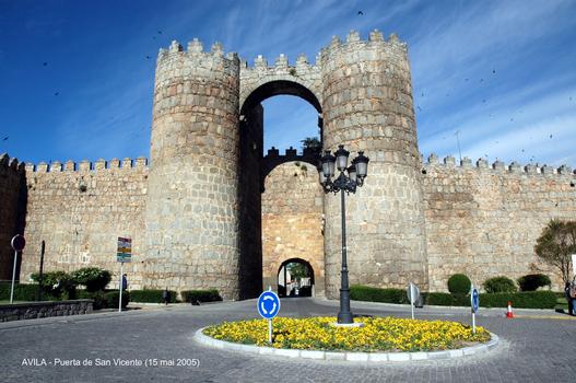 AVILA (Castille y León) – Les Remparts, ils comportent 88 tours réparties sur 2,5 km, ce sont les remparts médiévaux les mieux conservés d'Europe