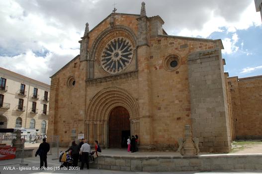 AVILA (Castille y León) – Eglise San-Pedro, cet édifice roman arbore sur sa façade une belle rosace gothique