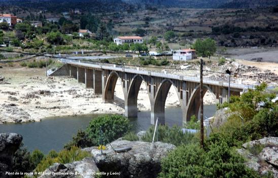 EL BARRACO (Castille y León) – Pont de la route N 403, sur une crique de la retenue de Burguillo