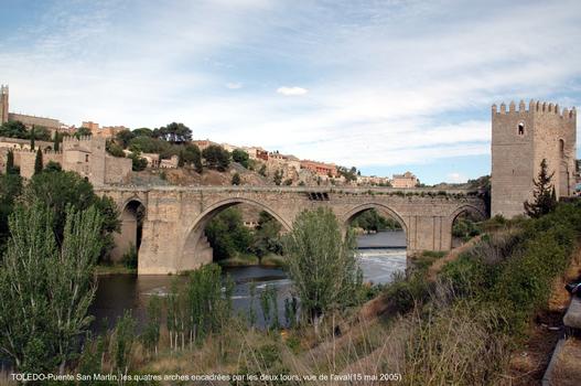 TOLEDO (Castilla-La Mancha) – Puente San Martin, construit au XIVe siècle, il franchit le rio Tajo à l'Ouest de la vieille ville. Aujourd'hui réservé aux piétons, il est situé en amont immédiat du Puente de la Cava