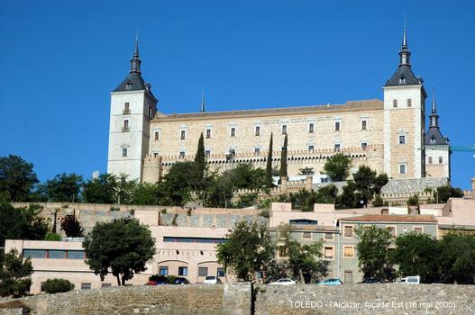 TOLEDO (Castilla-La Mancha) – L'Alcázar, cet ancien château royal de Carlos V et Felipe II, est construit sur un site où Romains, Wisigoths et Arabes élevèrent successivement une forteresse. Aujourd'hui il abrite un Musée militaire