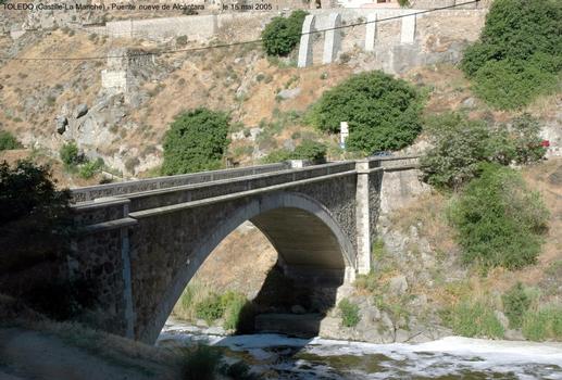 TOLEDO (Castilla-La Mancha) – le «Puente nuevo de Alcántara», en aval du «Puente de Alcántara», est l'unique pont, dans la boucle du rio Tajo, permettant l'accés de la vieille ville aux véhicules