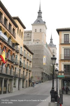 TOLEDO (Castilla-La Mancha) – L'Alcázar, cet ancien château royal de Carlos V et Felipe II, est construit sur un site où Romains, Wisigoths et Arabes élevèrent successivement une forteresse. Aujourd'hui il abrite un Musée militaire
