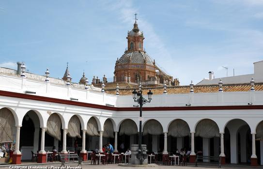 CARMONA (Andalousie) – Place du Marché, en arrière-plan le dôme de l'église du Sauveur ( iglesia del Salvador)