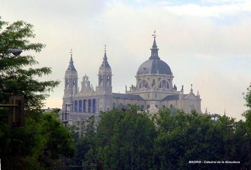 MADRID - Cathédrale de la Almudena, vue depuis le Paseo de Florida