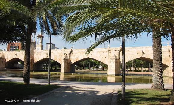 VALENCE (Valence) – « Puente del Mar », construit au XVIe, comporte 10 arches pour une longueur de 160m