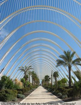 L'Umbracle: VALENCE (Valence), cette structure métallique, qui évoque une serre tropicale, recouvre une promenade au dessus du parking