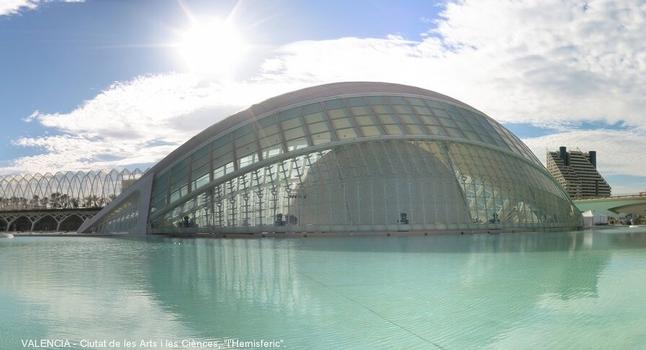 VALENCE (Valence) – « L'Hemisferic » sur le site de la « Ciutat de les Arts i les Ciènces », renferme une géode avec planétarium, cinéma IMAX