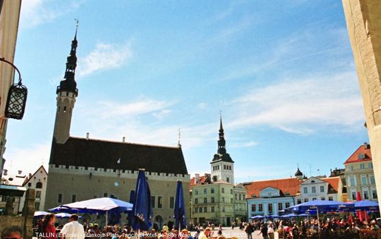 TALLIN (Estonie) – La Place de l'Hôtel-de-Ville est dominée par le beffroi baroque de l'ancien Hôtel-de-Ville (RAEKOJA) construit au XIVe et XVe dans le style gothique