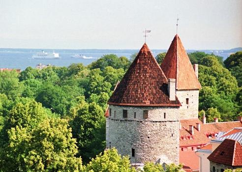 TALLINN - Vanalinn, la ville-basse, les tours des remparts ouest