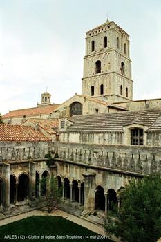 ARLES (13, Bouches-du-Rhône) – Eglise Saint-Trophime, le cloître et le clocher