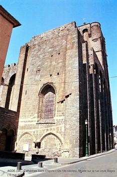 Cathédrale Saint-Etienne, Agde: Cathédrale-forteresse élevée au XIIe en pierres de basalte. Le clocher-donjon est du XIVe