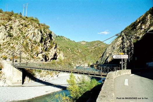 Pont de MASSOINS (06710,Alpes-Maritimes) – Ce rustique pont suspendu sur le fleuve Var supporte la RD 126, avec une charge limitée à 3 T