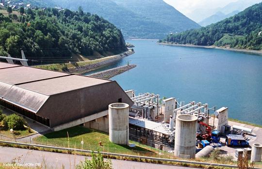 Aménagement hydroélectrique de la Vallée d'Olle (rivière Eau d'Olle), (38, Isère) – Lac de retenue du barrage du Verney, au premier-plan la centrale de Grand'Maison (puissance installée: 1800 MW)