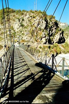 Pont de MASSOINS (06710,Alpes-Maritimes) – Ce rustique pont suspendu sur le fleuve Var supporte la RD 126, avec une charge limitée à 3 T