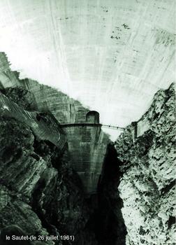 Barrage du Sautet (38, Isère) – On distingue, au milieu de l'ouvrage, une galerie de visite accessible par une passerelle « aérienne »